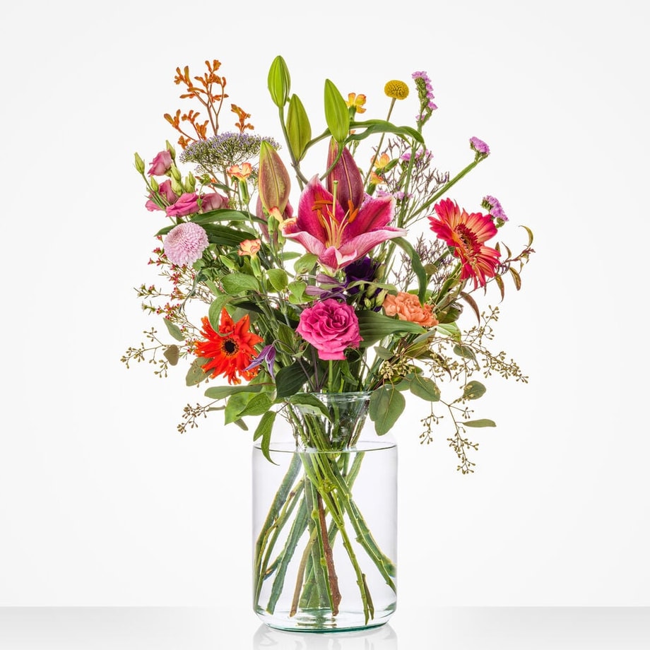 Klein boeket bloemen met lelie, gerbera en anthurium